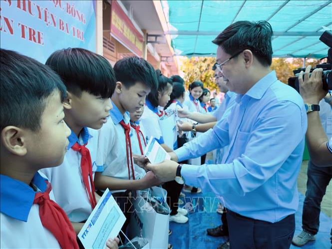 Phó Bí thư thường trực Tỉnh ủy Bến Tre Trần Thanh Lâm trao học bổng cho học sinh vượt khó học giỏi. Ảnh: Huỳnh Phúc Hậu - TTXVN