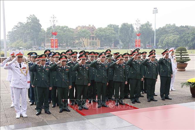 The delegation of the Central Military Commission - the Ministry of National Defence pays tribute to President Ho Chi Minh. VNA Photo