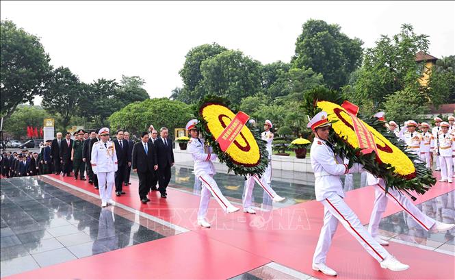 The delegation of the Party, State and Government leaders and former leaders lay wreaths at the monument to war heroes and martyrs on Bac Son street. VNA Photo