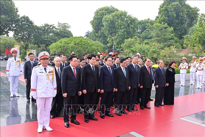 The delegation of the Party, State and Government leaders and former leaders lay wreaths at the monument to war heroes and martyrs on Bac Son street. VNA Photo