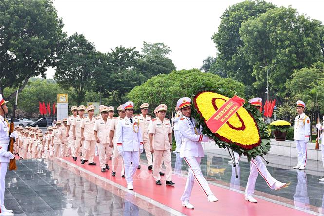 The delegation of the Central Public Security Party Committee - the Ministry of Public Security lays wreaths at the monument to war heroes and martyrs on Bac Son street. VNA Photo