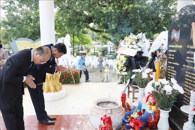 Đại diện Đại sứ quán Việt Nam tại Lào và Lãnh đạo tỉnh Viêng Chăn thắp hương viếng các Anh hùng liệt sĩ. Ảnh: Xuân Tú - PV TTXVN tại Lào