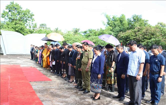 Các đại biểu tham dự Lễ dâng hương dành phút mặc niệm tưởng nhớ Tổng Bí thư Nguyễn Phú Trọng. Ảnh: Xuân Tú - PV TTXVN tại Lào
