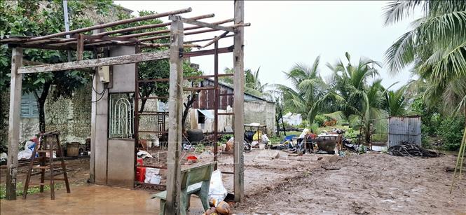 Chị Nguyễn Thanh Thúy, có nhà bị sập hoàn toàn, được hỗ trợ xây dựng mới nhà Đại đoàn kết. Ảnh: TTXVN phát