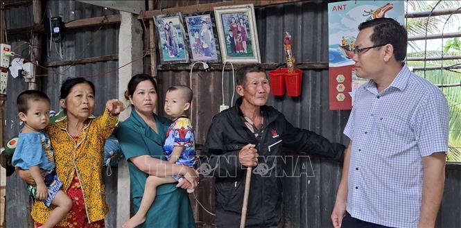 Ông Huỳnh Văn Tuân, ấp Vĩnh An, nhà bị tốc mái nặng, được hỗ trợ xây dựng mới nhà Đại đoàn kết. Ảnh: TTXVN phát