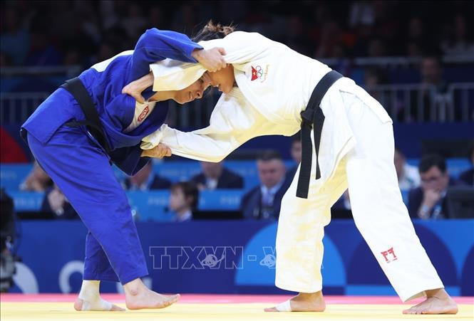 Võ sỹ judo Hoàng Thị Tình (áo trắng) cố gắng ra đòn. Ảnh: Hoàng Linh-TTXVN
