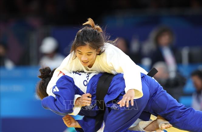 Võ sỹ judo Hoàng Thị Tình cố gắng ngăn cản đòn đánh của đối phương. Ảnh: Hoàng Linh-TTXVN
