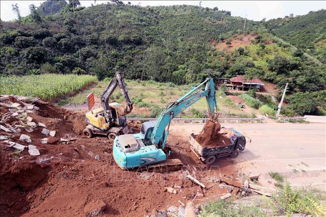 Máy xúc, ô tô được huy động để xúc, ủi, san gạt đảm bảo thông tuyến nhanh nhất. Ảnh: Quang Quyết- TTXVN