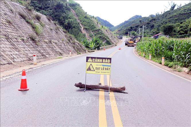 Biển cảnh báo khu vực sạt lở đất để đảm bảo an toàn cho người và các phương tiện giao thông. Ảnh: Quang Quyết- TTXVN