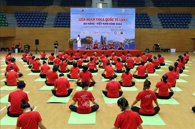 Các vận động viên Yoga đồng diễn các bài yoga tại lễ khai mạc. Ảnh: Trần Lê Lâm - TTXVN 