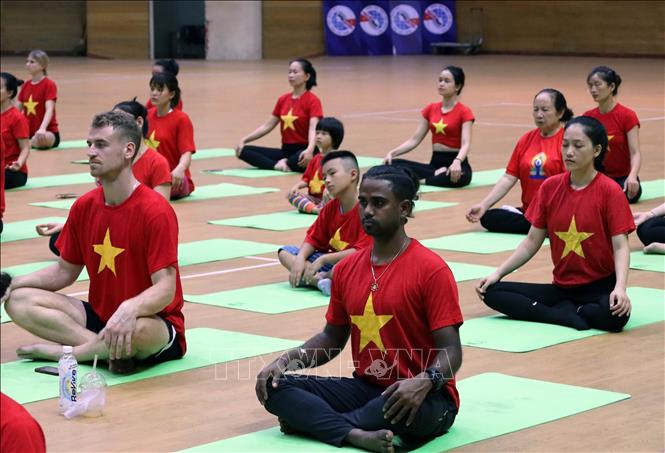 Các vận động viên Yoga quốc tế đồng diễn các bài yoga tại lễ khai mạc. Ảnh: Trần Lê Lâm - TTXVN 