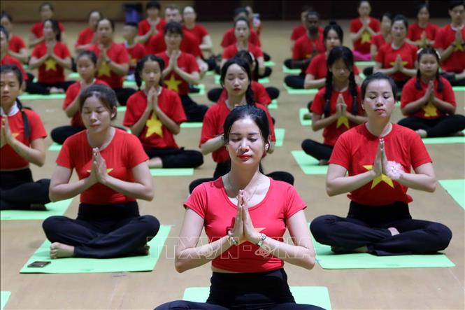 Các vận động viên Yoga đồng diễn các bài yoga tại lễ khai mạc. Ảnh: Trần Lê Lâm - TTXVN 