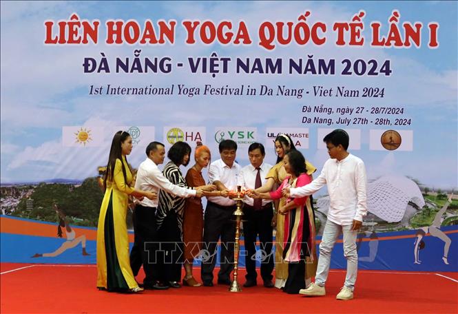 Đại biểu thực hiện nghi thức Khai mạc Giải Yoga quốc tế Đà Nẵng. Ảnh: Trần Lê Lâm - TTXVN 