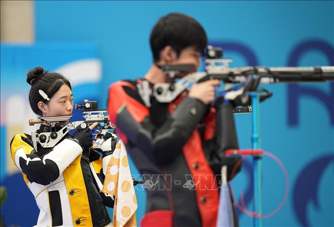 VĐV Huang Yutin (trái) và Sheng Lihao của Trung Quốc thi đấu nội dung 10m súng trường đôi nam nữ. Ảnh: THX/TTXVN
