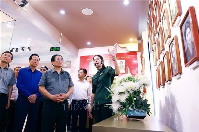 Thủ tướng Phạm Minh Chính thăm khu trưng bày hiện vật 60 liệt sĩ thanh niên xung phong Đại đội 915, Đội 91 Bắc Thái. Ảnh: Dương Giang-TTXVN