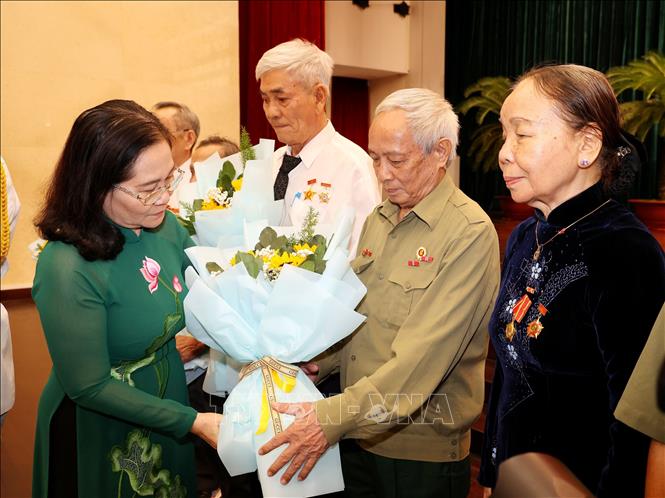 Chủ tịch Hội đồng nhân dân Thành phố Hồ Chí Minh Nguyễn Thị Lệ tặng hoa và quà cho các gia đình người có công tiêu biểu. Ảnh: Thanh Vũ-TTXVN