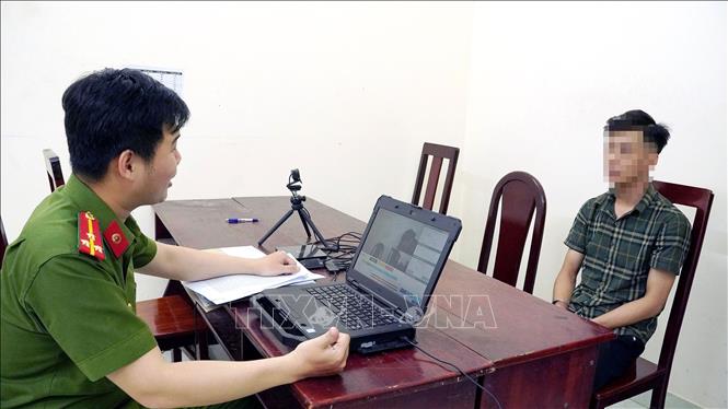 Công an lấy lời khai với Nguyễn Khánh Huy (sinh năm 2007, quê tỉnh Hậu Giang). Ảnh: TTXVN phát
