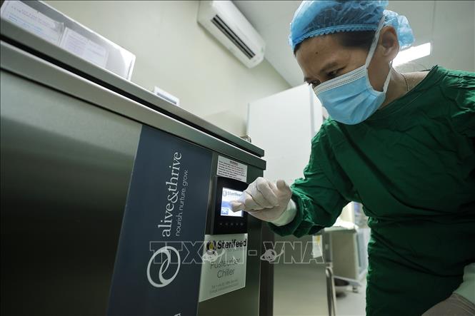 A healthcare worker sterilises human milk before baby-consumption. VNA Photo: Minh Quyết