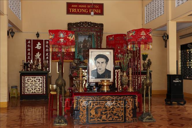 Bài vị thờ Anh hùng dân tộc Trương Định trong đền thờ tại Thành phố Gò Công, tỉnh Tiền Giang. Ảnh: Hữu Chí - TTXVN