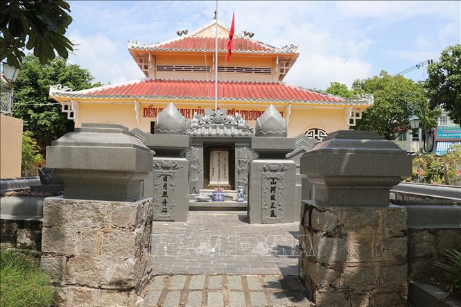 Ngôi mộ Anh hùng dân tộc Trương Định cùng đền thờ ở Thành phố Gò Công, tỉnh Tiền Giang. Ảnh: Hữu Chí - TTXVN