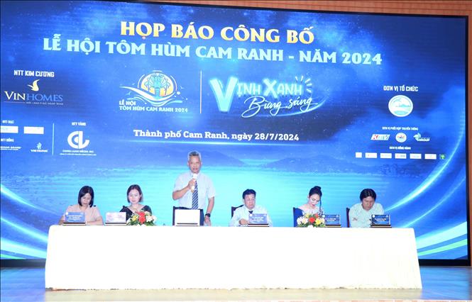 Organisers announce the festival at a press conference. VNA Photo: Đặng Tuấn