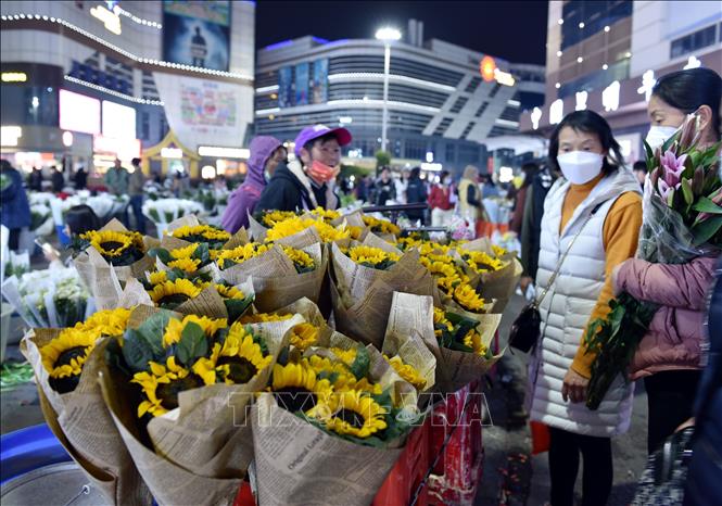 Hàng ngày, giao dịch trực tiếp diễn ra vào buổi tối, thu hút hơn 10.000 người tham gia mua bán. Ảnh: Thành Dương - Phóng viên TTXVN tại Trung Quốc
