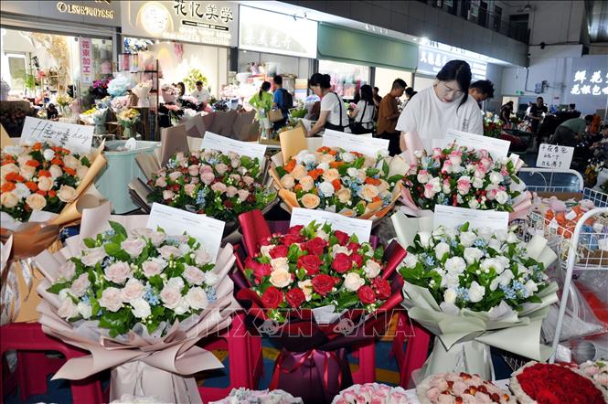 Giao dịch hoa tại Đầu Nam có nhiều hình thức, nhưng chủ yếu nhất là bán đấu giá và bán giao dịch trực tiếp. Ảnh: Thành Dương - Phóng viên TTXVN tại Trung Quốc