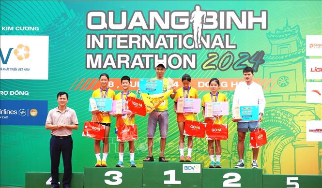 Vận động viên có thành tích xuất sắc các cự ly 5km, 10km, 21km và 42 km nhận giải thưởng từ Ban tổ chức. Ảnh: TTXVN phát