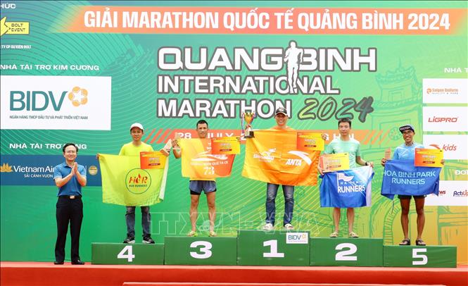 Phó Chủ tịch UBND tỉnh Quảng Bình Hoàng Xuân Tân trao Giải đồng đội cho các câu lạc bộ, đơn vị có thành tích xuất sắc. Ảnh: TTXVN phát