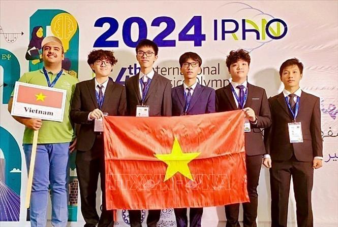 All five members of the Vietnamese team excel at the 2024 International Physics Olympiad (IPhO) in Iran, bringing home two gold and three silver medals. VNA Photo 