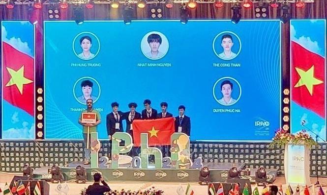 All five members of the Vietnamese team excels at the 2024 International Physics Olympiad (IPhO) in Iran, bringing home two gold and three silver medals. VNA Photo 
