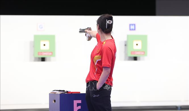 Xạ thủ Trịnh Thu Vinh thi đấu nội dung chung kết súng ngắn hơi 10m nữ tại Olympic Paris 2024. Ảnh: Hoàng Linh- pv TTXVN từ Paris
