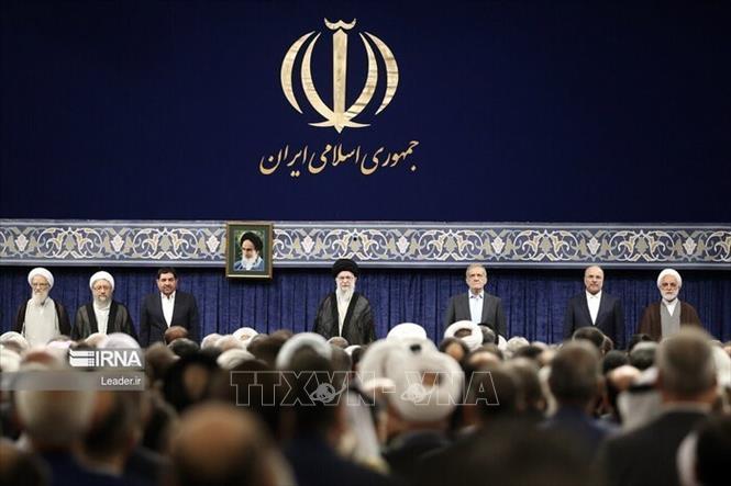 Lãnh tụ tối cao Iran Ali Khamenei chính thức xác nhận ông Masoud Pezeshkian là Tổng thống thứ 9 của Iran, ngày 28/7/2024. Ảnh: IRNA/TTXVN