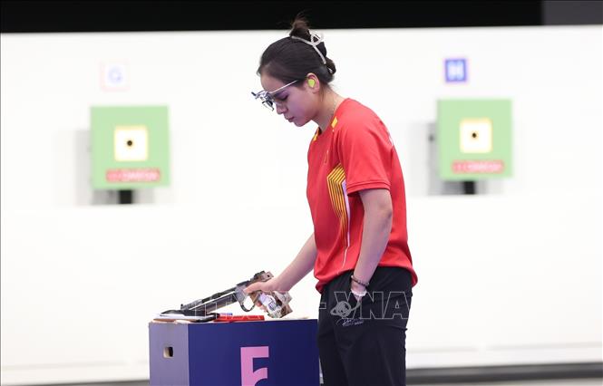 Thu Vinh tập trung trước lượt bắn kế tiếp tại nội dung súng ngắn hơi 10m nữ tại Olympic Paris 2024. Ảnh: Hoàng Linh- pv TTXVN từ Paris