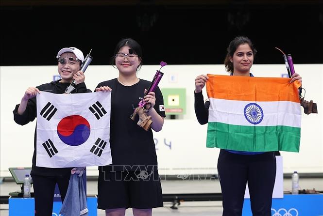 Ở nội dung 10m súng ngắn hơi nữ, Oh Ye Jin (Hàn Quốc, giữa) đoạt HCV với 243,2 điểm, lập kỷ lục của Olympic. Ảnh: Hoàng Linh- pv TTXVN từ Paris
