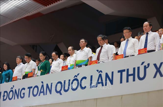 Phó Thủ tướng Lê Thành Long cùng các đại biểu tưởng niệm Tổng Bí thư Nguyễn Phú Trọng trong Lễ khai mạc Hội khỏe Phù Đổng toàn quốc lần thứ 10. Ảnh: Thanh Tùng - TTXVN