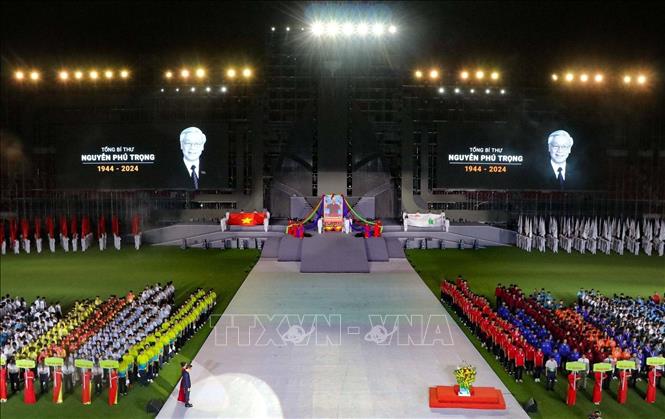 Phút tưởng niệm Tổng Bí thư Nguyễn Phú Trọng trong lễ khai mạc Hội khỏe Phù Đổng toàn quốc lần thứ 10. Ảnh: Hoàng Ngọc - TTXVN