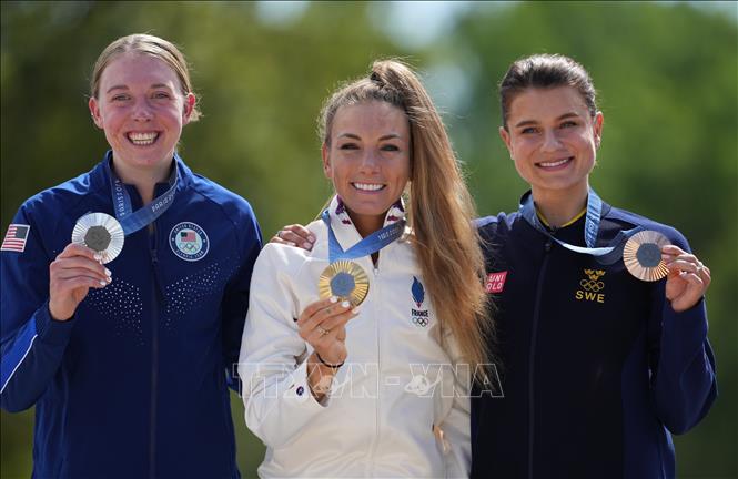 VĐV Pauline Ferrand Prevot (giữa) của Pháp giành HCV, Haley Batten (trái) của Mỹ giành HCB và Jenny Rissveds của Thụy Điển giành HCĐ nội dung đua xe đạp leo núi băng đồng nữ tại Olympic 2024 ở Paris ngày 28/7/2024. Ảnh: THX/TTXVN