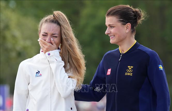 VĐV Pauline Ferrand Prevot (trái) của Pháp giành HCV và VĐV Jenny Rissveds của Thụy Điển giành HCĐ nội dung đua xe đạp leo núi băng đồng nữ tại Olympic 2024 ở Paris ngày 28/7/2024. Ảnh: THX/TTXVN