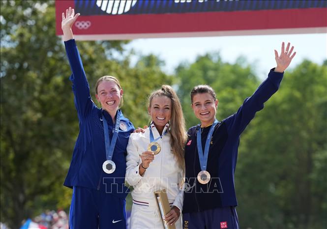 VĐV Pauline Ferrand Prevot (giữa) của Pháp giành HCV, Haley Batten (trái) của Mỹ giành HCB và Jenny Rissveds của Thụy Điển giành HCĐ nội dung đua xe đạp leo núi băng đồng nữ tại Olympic 2024 ở Paris ngày 28/7/2024. Ảnh: THX/TTXVN