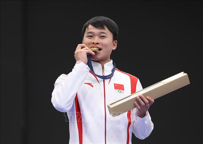 VĐV Xie Yu của Trung Quốc đoạt HCV môn bắn súng nội dung 10m súng ngắn hơi nam tại Olympic 2024 ở Paris ngày 28/7/2024. Ảnh: THX/TTXVN