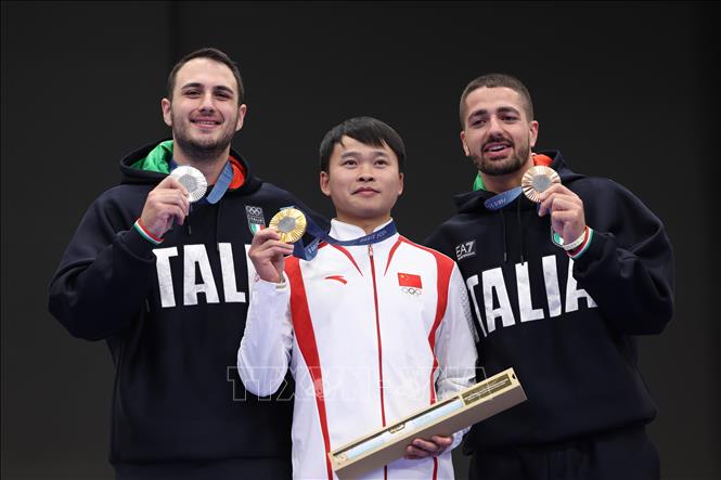 VĐV Xie Yu (giữa) của Trung Quốc đoạt HCV, các VĐV Federico Nilo Maldini (trái) và Paolo Monna (phải) của Italy lần lượt đoạt HCB và HCĐ môn bắn súng nội dung 10m súng ngắn hơi nam tại Olympic 2024 ở Paris ngày 28/7/2024. Ảnh: THX/TTXVN