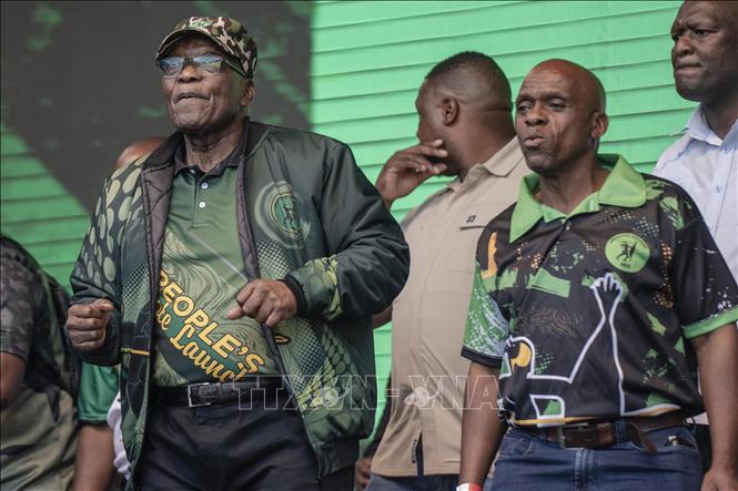 (Tư liệu) Cựu Tổng thống Nam Phi Jacob Zuma (trái) trong chiến dịch vận động của đảng uMkhonto weSizwe (MK) ở Johannesburg, ngày 18/5/2024. Ảnh: THX/TTXVN