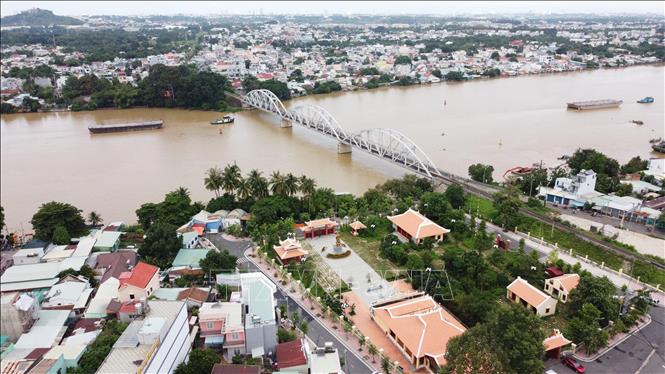 Cầu Ghềnh được người Pháp xây dựng năm 1901 và khánh thành vào năm 1904 do kiến trúc sư người Pháp Gustave Eiffel thiết kế. Ảnh: Sỹ Tuyên - TTXVN