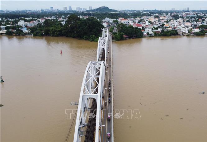 Hiện cầu Ghềnh được phục vụ cho tuyến đường sắt Bắc - Nam và cho phép xe 2 bánh lưu thông hai chiều qua Cù lao Hiệp Hòa. Ảnh: Sỹ Tuyên - TTXVN