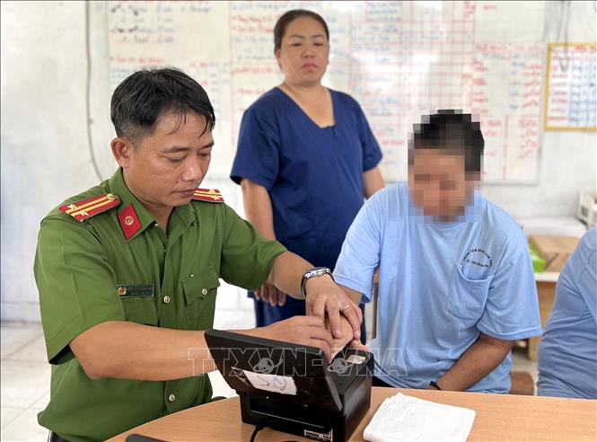 Tổ cấp thẻ căn cước lưu động Công an Tp. Hồ Chí Minh thực hiện thủ tục cấp căn cước cho công dân là nhân khẩu đặc biệt đang điều trị tại Trung tâm Điều dưỡng người bệnh tâm thần thành phố Thủ Đức. Ảnh: TTXVN phát