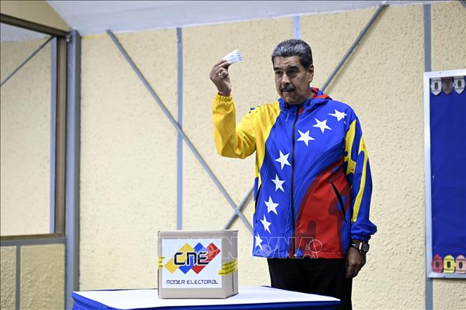 Tổng thống Venezuela Nicolas Maduro bỏ phiếu trong cuộc bầu cử Tổng thống tại điểm bầu cử ở Caracas, Venezuela, ngày 28/7/2024. Ảnh: THX/TTXVN