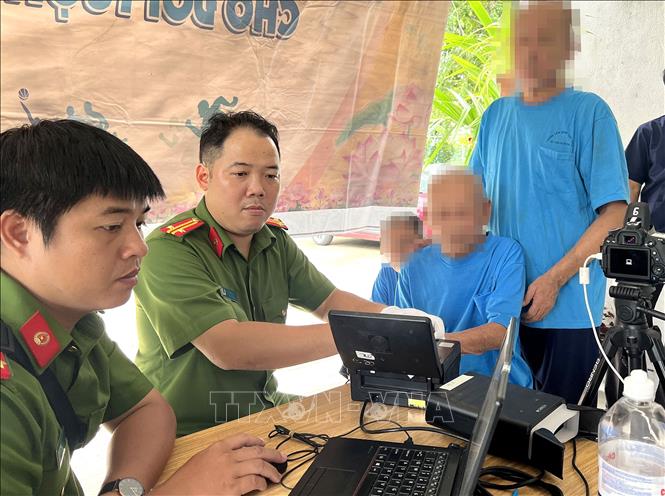 Tổ cấp thẻ căn cước lưu động Công an Tp. Hồ Chí Minh thực hiện thủ tục cấp căn cước cho công dân là nhân khẩu đặc biệt đang điều trị tại Trung tâm Điều dưỡng người bệnh tâm thần thành phố Thủ Đức. Ảnh: TTXVN phát