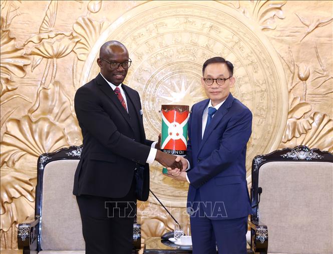 Ông Révérien Ndikuriyo, Tổng Thư ký Đảng CNDD – FDD cầm quyền tại Burundi trao quà lưu niệm cho Trưởng Ban Đối ngoại Trung ương Lê Hoài Trung. Ảnh: Phương Hoa - TTXVN

