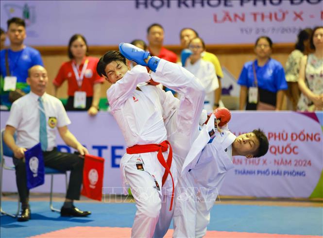 Thi đấu môn Karate, cấp THCS, nội dung Kumite cá nhân Nam -50kg. Ảnh: Thanh Tùng - TTXVN